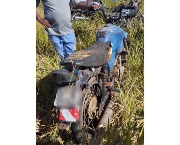 Foto de  CALDAS NOVAS/GO - (MOTOCICLETA) - SUCATA - HONDA CG 125