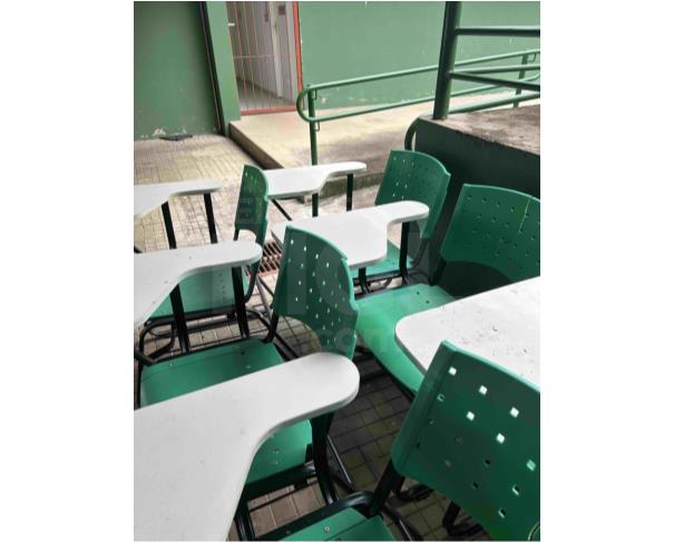 Foto de CARMO DE MINAS/MG - Carteiras escolares e fogão a gás e etc