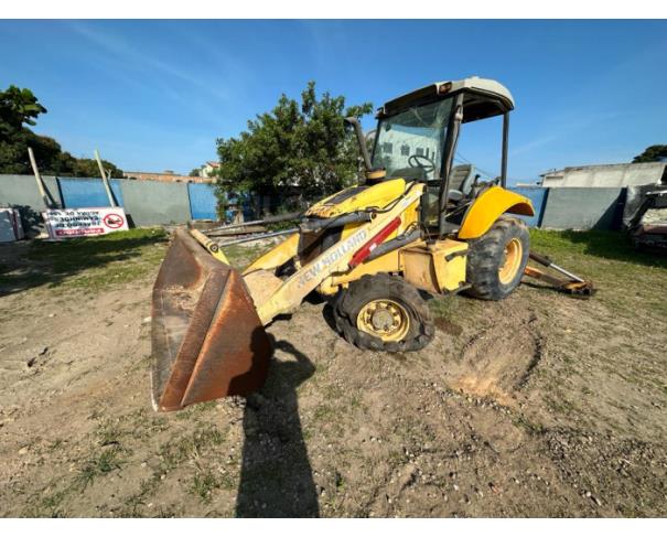 Foto de Marataízes/ES- Retroescavadeira New Holland, modelo B95B