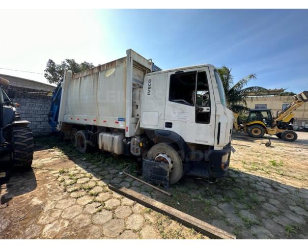Foto de Marataízes/ES- Caminhão Iveco Tector Attack 240E28, com compactador de lixo Damaeq- 2013/2014