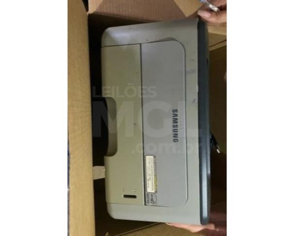 Foto de PORCIÚNCULA/RJ - Material de informática (monitores, DVD, mini system, notebook, som, cabos, câmeras de vigilância, retroprojetor, calculadora, impressora, CPUs). 