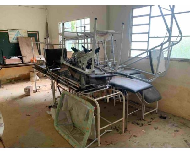Foto de CARMO/RJ - Materiais hospitalares (maca, cercadinho infantil, microscópio).