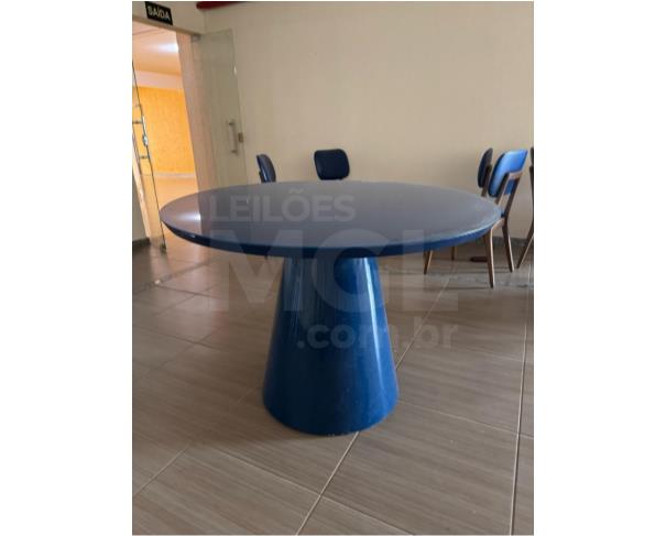 Foto de ITAÚNA/MG - 01 MESA REDONDA COM TAMPO DE VIDRO(TRINCADO) COM 06 CADEIRAS - MA11256