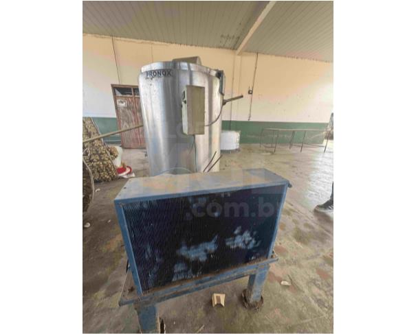 Foto de TEIXEIRÓPOLIS/GO - Tanque resfriador de leite vertical, acoplado à sua própria unidade condensadora (sistema de refrigeração)
