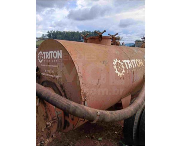 Foto de PARAGUAÇU/MG - Distribuidor de Adubo Orgânico Líquido Triton Fertilance, (Chorumeira) modelo 4000 BL, capacidade 4.000 litros, equipado com tanque metálico, bomba, mangueiras de sucção e descarga e sistema para acoplamento e acionamento por trator