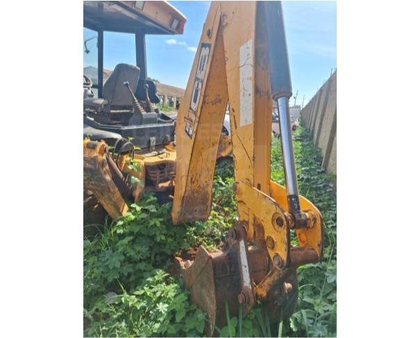 Foto de IRECÊ/BA - Retroescavadeira JCB, modelo 3C, cor amarela
