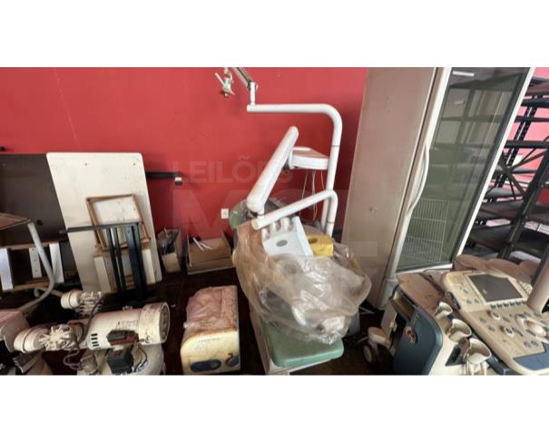 Foto de ITATIAIUÇU/MG-Prateleiras em aço, refrigerador de vacina, aparelho de ultrassom, cadeira odontologica dentre outros.