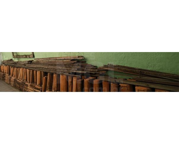 Foto de GOVERNADOR VALADARES/MG - Telhas de cerâmica e madeira para telhado