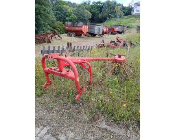 Foto de COTIPORÃ/RS -  Ancinho enleirador e espalhador marca Kverneland modelo Haybob 300.