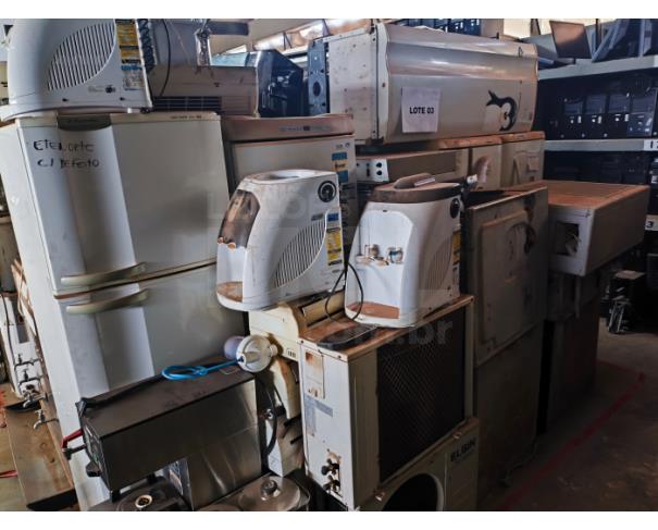 Foto de Brasília/DF - SUCATA DE ESTUFAS, AR CONDICIONADOS, GELADEIRAS, BEBEDOUROS, MICRO-ONDAS, FOGÃO E AUTOCLAVES E EQUIPAMENTOS EM GERAL.