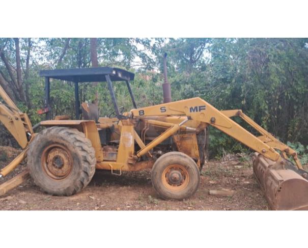 Foto de PORCIÚNCULA/RJ - Retroescavadeira Massey Ferguson modelo 86. 