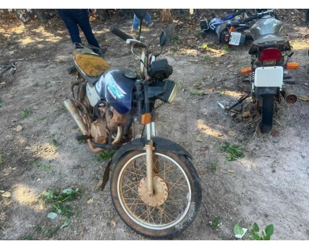 Foto de ARAGUAPAZ/GO - Lote com 04 motos e 1 carro - SUCATAS PARA DESTRUIÇÃO