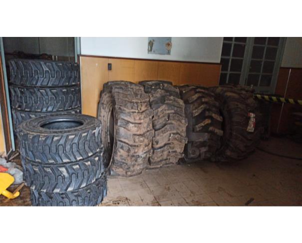 Foto de CAXAMBU/MG - Pneus novos de retroescavadeira