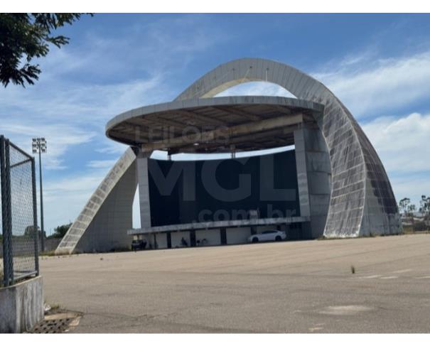 Foto de CAMPO DOS GOYTACAZES/RJ-Arco (que envolve o palco) em metal.