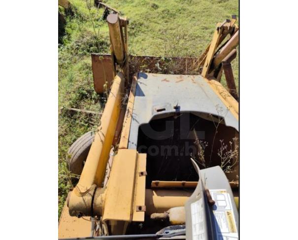 Foto de PORCIÚNCULA/RJ - Retroescavadeira Case amarela