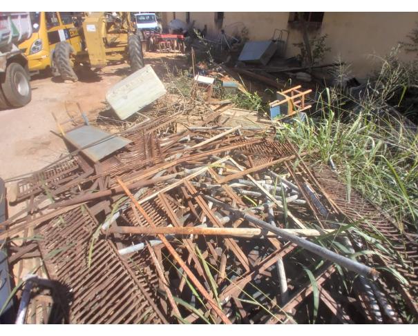 Foto de LOTE 017- Sucata de Ferro velho carteiras, tubos e vergalhões- P71279