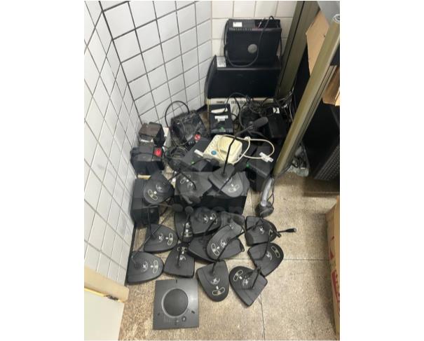 Foto de SÃO LUIS/MA - Telefone com fio, Caxias de Som, Teclados, Mouses, Fones de ouvidos, Óculos de realidade virtual, Suporte para mesa de som Armário metálico para suporte de fios Carcaças de equipamentos de informática Periféricos em geral.