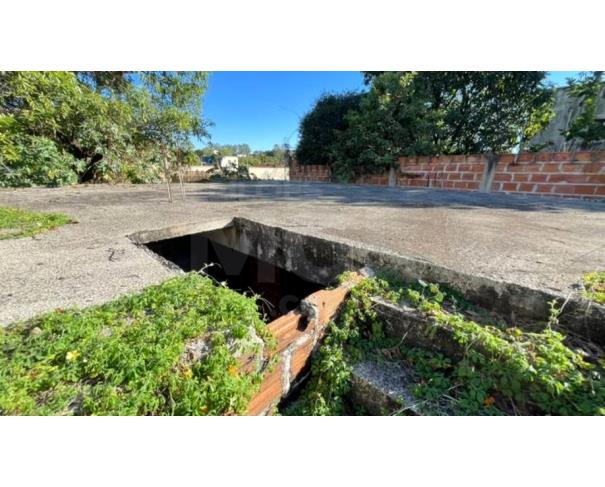 Foto de IGUATAMA/MG – Lote com a área de 200,00m², com uma construção inacabada, situado no Centro