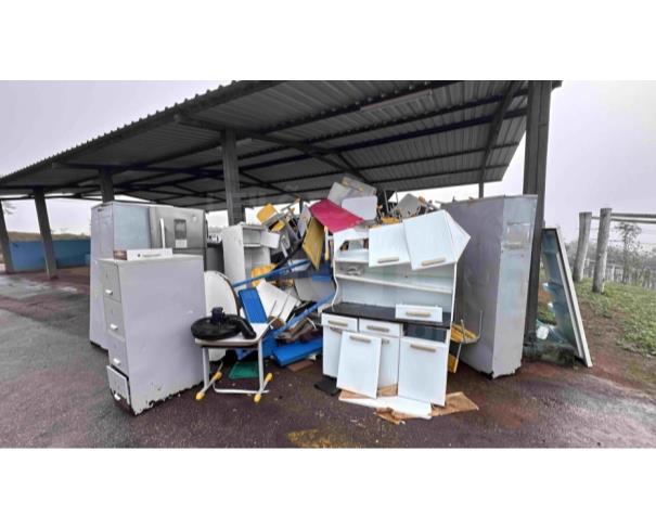 Foto de ITATIAIUÇU/MG - Lote de Armários de ferro, cadeiras e carteiras escolares, geladeiras, armário de cozinha, ventilador, berço e etc