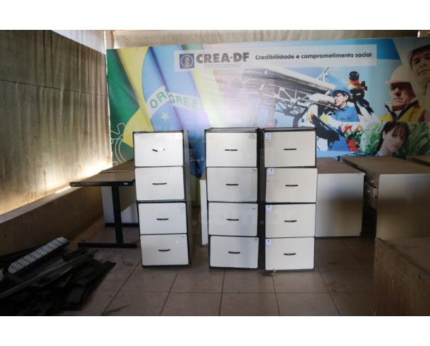 Foto de BRASILIA/DF - Sucata de moveis e diversos (cadeiras, arquivo, mesas, cofre, autoclave).