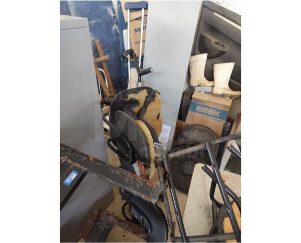 Foto de PORCIÚNCULA/RJ - Bens Diversos (cadeiras, ventiladores, extintores, bebedor, ar condicionado, televisor, arquivo de aço, balanças). 