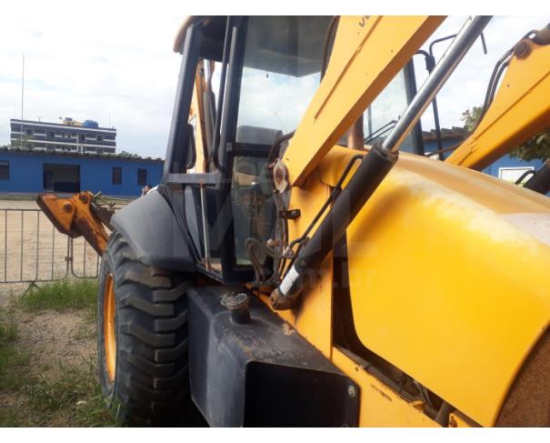 Foto de Marataízes/ES- Retroescavadeira JCB