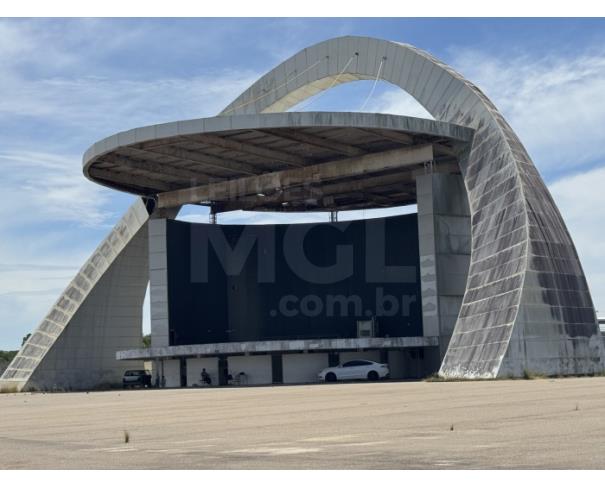 Foto de CAMPO DOS GOYTACAZES/RJ-Arco (que envolve o palco) em metal.