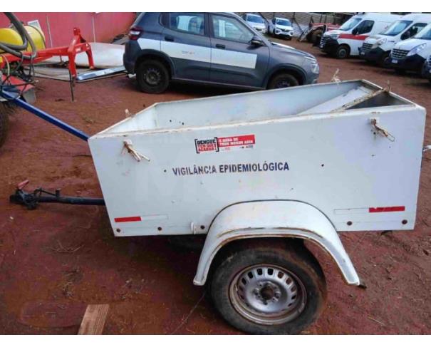 Foto de PARAGUAÇU/MG - Reboque utilitário de carga (carretinha), eixo simples, carroceria metálica tipo caixa, cor branca, equipado com engate para reboque e sinalização refletiva