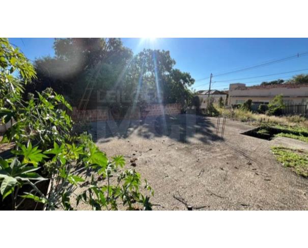Foto de IGUATAMA/MG – Lote com a área de 200,00m², com uma construção inacabada, situado no Centro