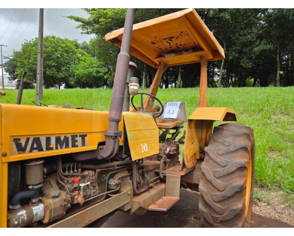 Foto de LONDRINA/PR - TRATOR AGRÍCOLA 4X2 MARCA VALMET MODELO 88ID