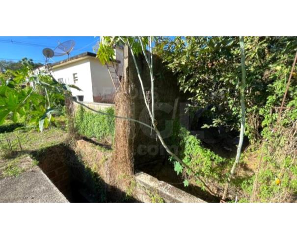 Foto de IGUATAMA/MG – Lote com a área de 200,00m², com uma construção inacabada, situado no Centro
