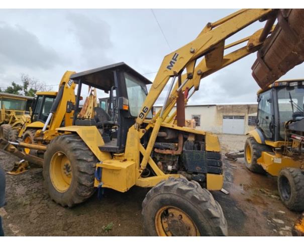 Foto de CASTRO/PR -  Retroescavadeira Massey Ferguson, modelo MF 96