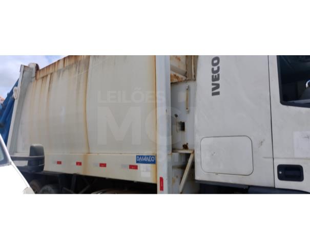Foto de Marataízes/ES- Caminhão Iveco Tector Attack 240E28, com compactador de lixo Damaeq- 2013/2014