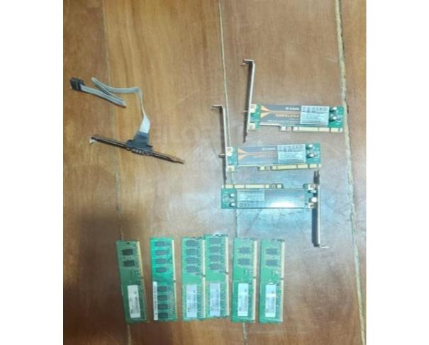 Foto de PORCIÚNCULA/RJ - Material de informática (monitores, DVD, mini system, notebook, som, cabos, câmeras de vigilância, retroprojetor, calculadora, impressora, CPUs). 