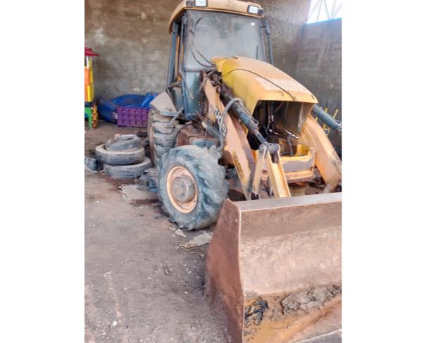 Foto de DOURADOQUARA/MG - Retroescavadeira JCB.