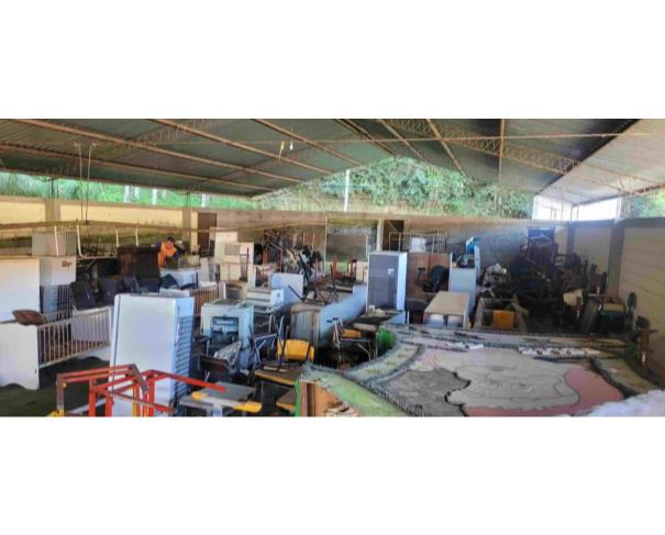 Foto de SANTA MARIA MADALENA/RJ - Lote composto por Móveis, eletrodomésticos, sucatas e bens diversos. 