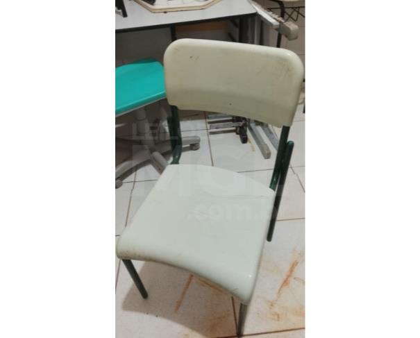 Foto de GUARANTÃ/SP - Carteiras e cadeiras, mimeógrafo, mesa de escritório com duas gavetas, mesa de escritório 1,20m com quatro gavetas, cadeiras de acrílico, ventiladores de teto, ventilador de parede, microfone sem fio, teclado.