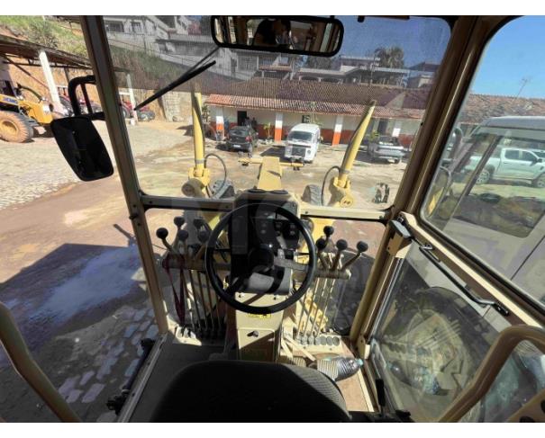Foto de PIRAPETINGA/MG - Patrol Motoniveladora Caterpillar 120k 