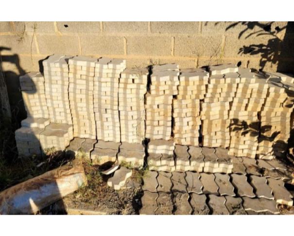 Foto de UBÁ/MG - Aproximadamente 1.200 unidades de bloquetes intertravados, próprios para calçadas