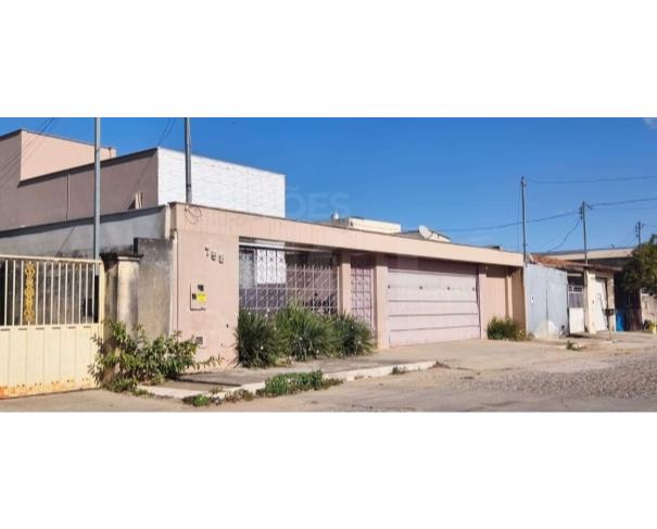 Foto de LAGOA DA PRATA/MG – Uma casa e seu respectivo lote com a área de 304,00m², no bairro Marília