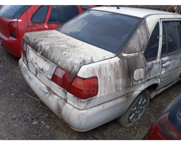 Foto de ITAÚNA/MG - (CARRO) - SUCATA NÃO RECONHECÍVEL - VW SANTANA - 2000/2000