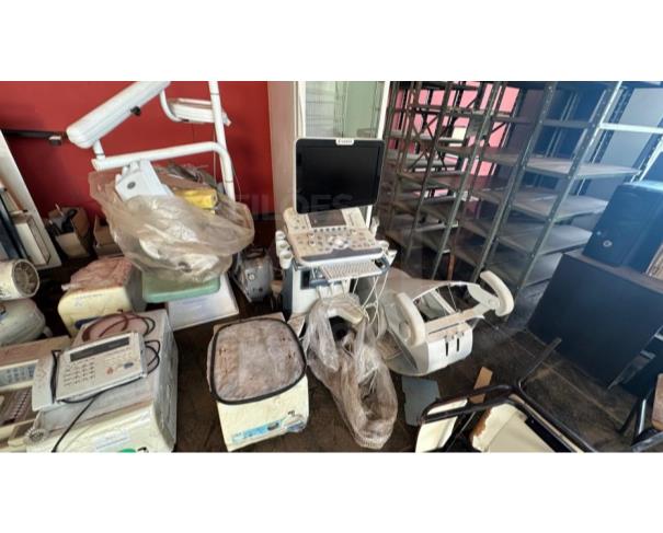 Foto de ITATIAIUÇU/MG-Prateleiras em aço, refrigerador de vacina, aparelho de ultrassom, cadeira odontologica dentre outros.