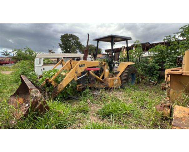 Foto de PLANALTINA/GO - Retroescavadeira Massey Ferguson, modelo MF 96