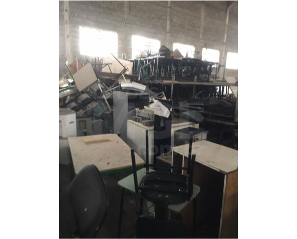 Foto de CRUZEIRO/SP - Aproximadamente de 2.000 cadeiras escolares, 2.000 carteiras escolares, 30 macas em ferro, 06 freezers, 3 autoclaves.