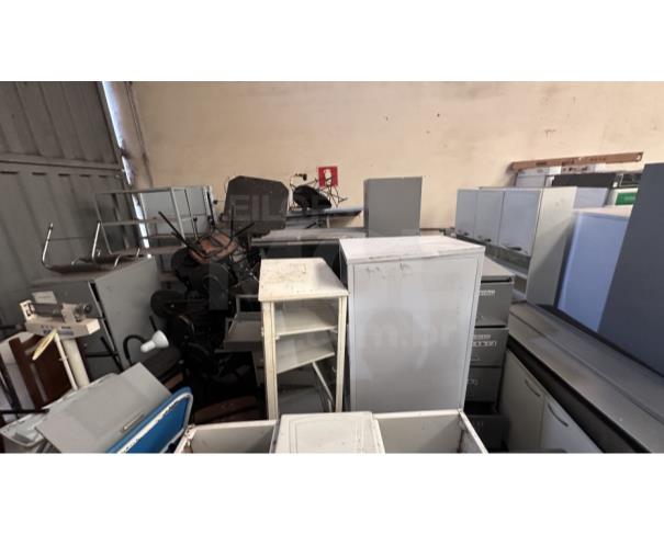 Foto de ITATIAIUÇU/MG - Lote de Armários de ferro, prateleiras de ferro, cadeiras de escritório, geladeira para vacinas, cadeiras de madeira, balança antropométrica, escadinha clínica e etc