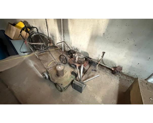 Foto de ITATIAIUÇU/MG- Carrinho de cortar grama a gasolina, roçadeira de grama a gasolina, longarina com 3 lugares, cadeira giratória dentre outros.