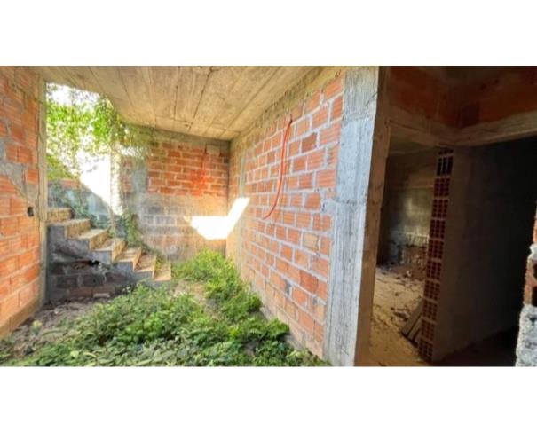 Foto de IGUATAMA/MG – Lote com a área de 200,00m², com uma construção inacabada, situado no Centro