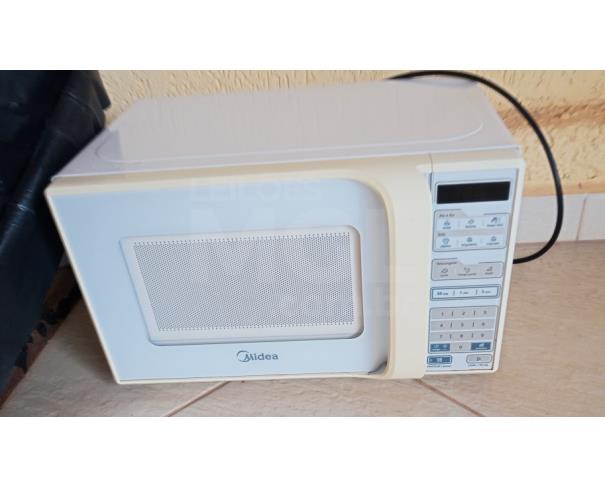 Foto de BRAZÓPOLIS/MG - Lote de bens diversos contendo bens hospitalar, mesa de som, micro-ondas e radio cd.