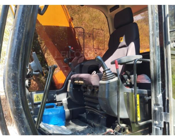 Foto de Águia Branca /ES- Escavadeira Hidráulica JCB, modelo JS130 LC, motor 99HP