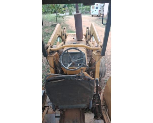 Foto de PORCIÚNCULA/RJ - Retroescavadeira Massey Ferguson modelo 86. 